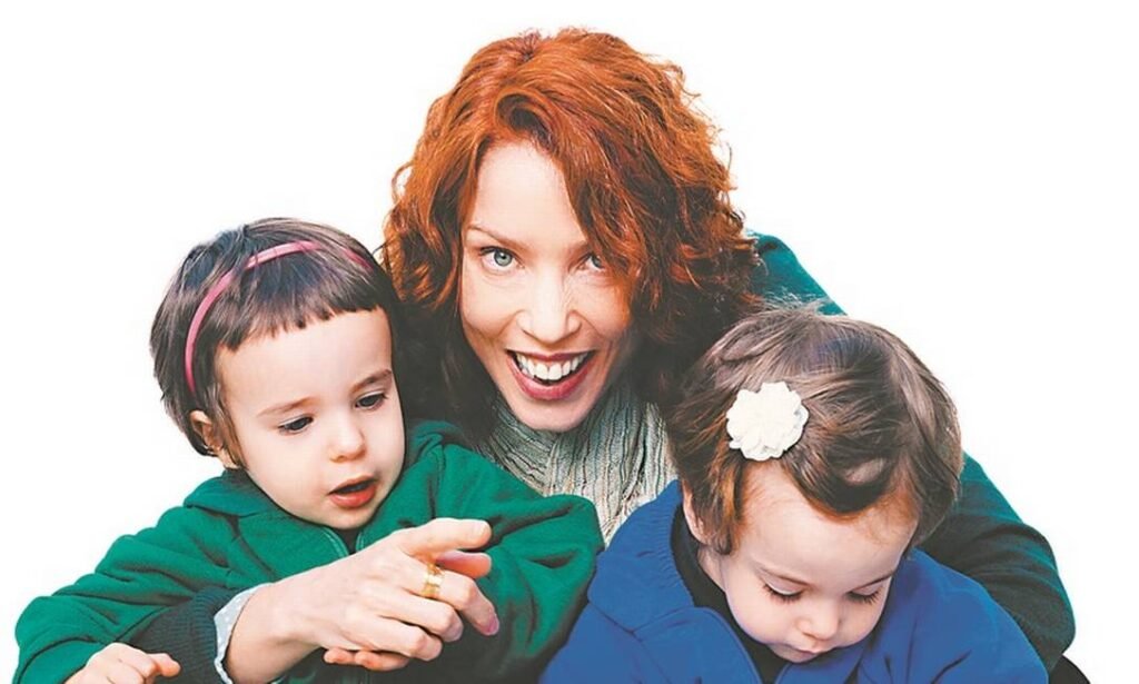 No livro, Teté conta a história do anscimento de Rita e Cecília, atualmente com 2 anos e meio Foto: Divulgação/Renato Parada